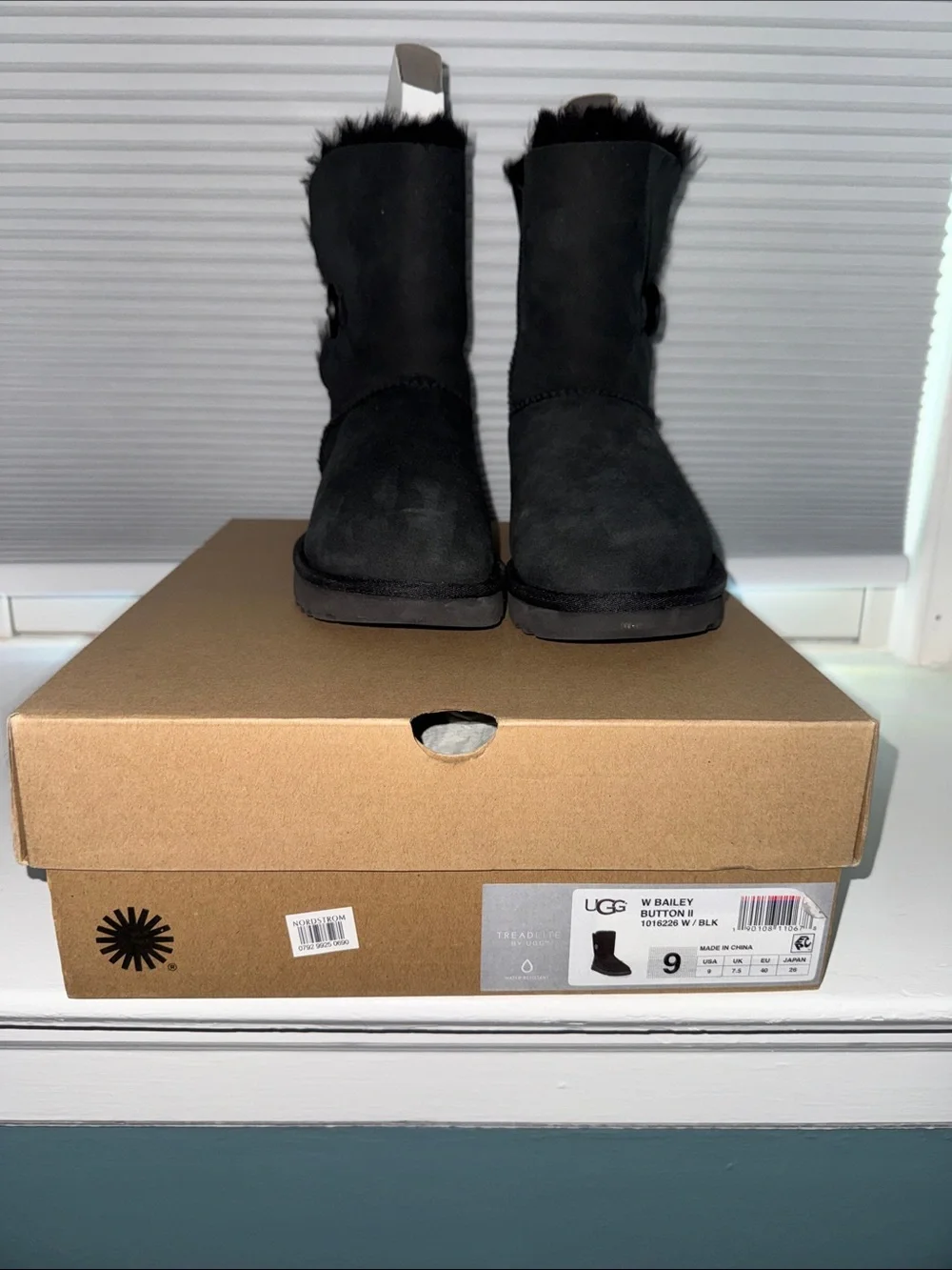 Ugg Bailey Button II. Size 9